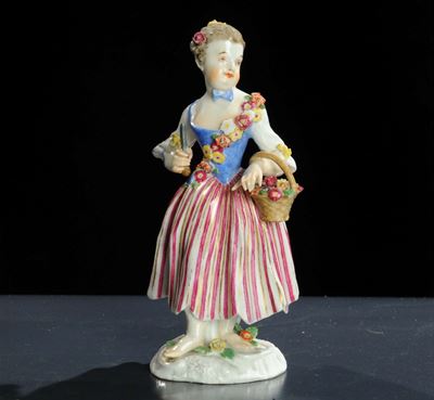 Figura Femminile con Cesto di Fiori in Porcellana, Meissen Fine XVIII Secolo
