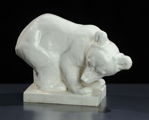 Manifattura TedescaScultura raffigurante orso su piedistallo rettangolare