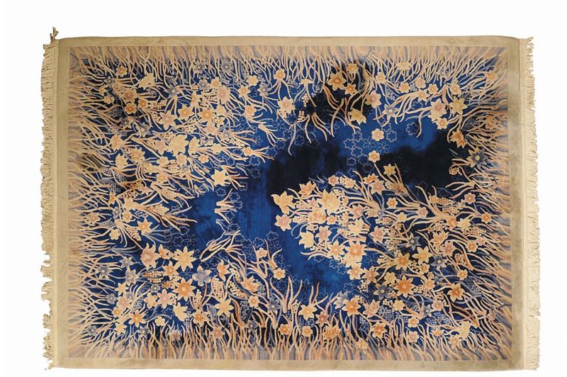 Manifattura cinese - Grande tappeto condecoro floreale  - Asta Arti Decorative del XX secolo e Design - Cambi Casa d'Aste