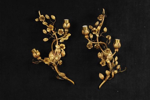 Coppia di appliques in metallo dorato con tralci e foglie