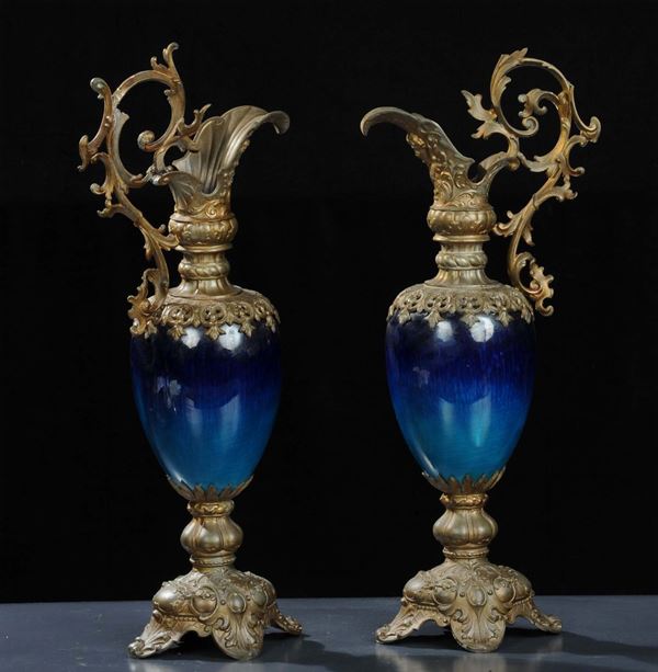 Coppia di  vasi in opaline blu e metallo dorato, XIX secolo