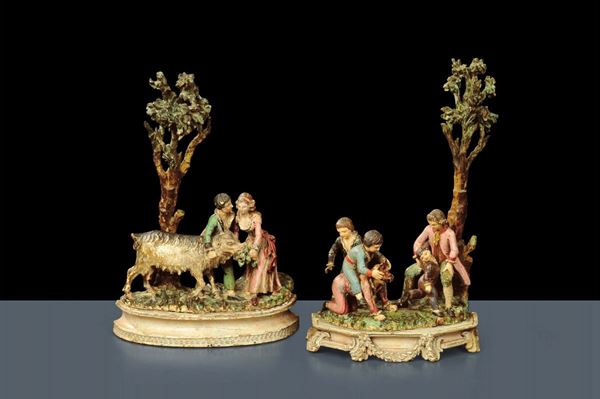 Coppia di sculture in legno laccato raffigurante scene galanti, Venezia XVIII secolo