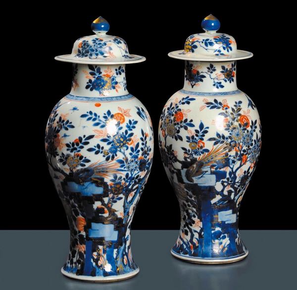 Due vasi con coperchio in porcellana Imari, XVIII secolo