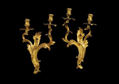 Coppia di Appliques Luigi XV in Bronzo Dorato a Due Fiamme, XVIII Secolo