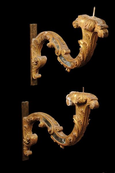 Coppia di Bracci in Legno Dorato ed Intagliato, XVIII Secolo