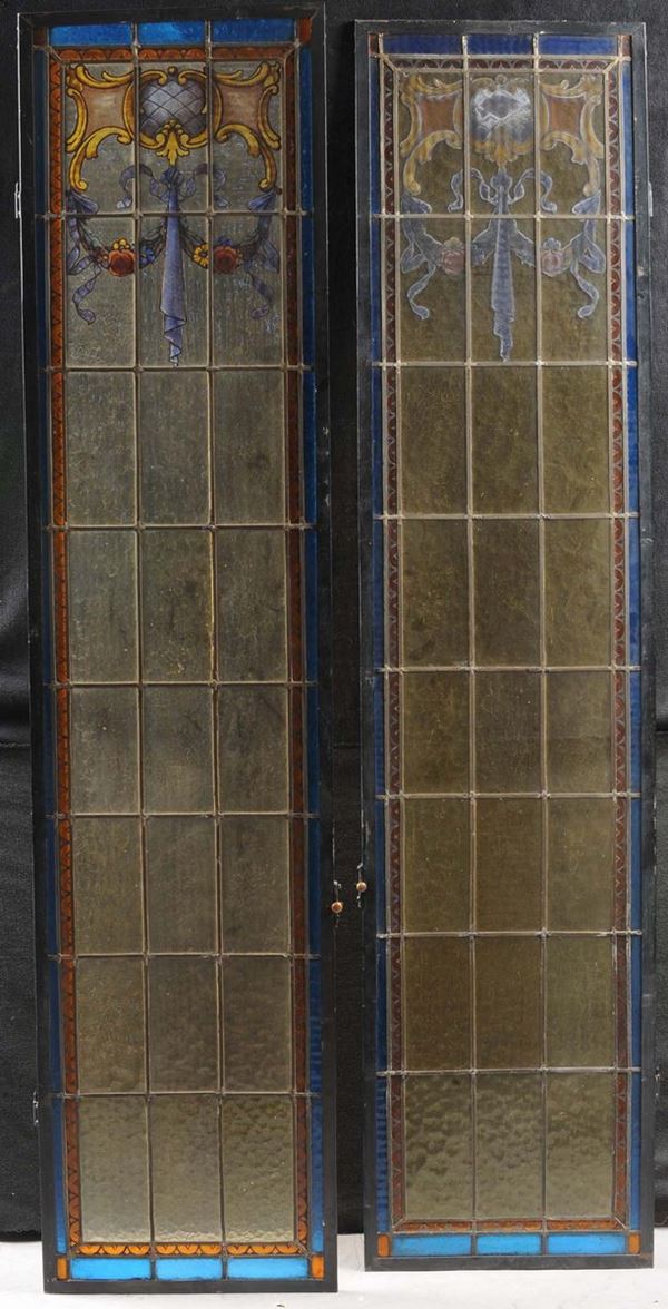 Coppia di vetrate con decoro di ghirlande, XX secolo