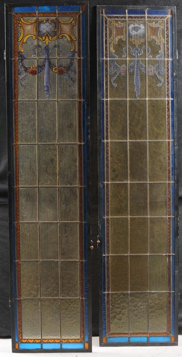 Coppia di vetrate con decoro di ghirlande, XX secolo  - Asta Antiquariato e Dipinti Antichi - Cambi Casa d'Aste