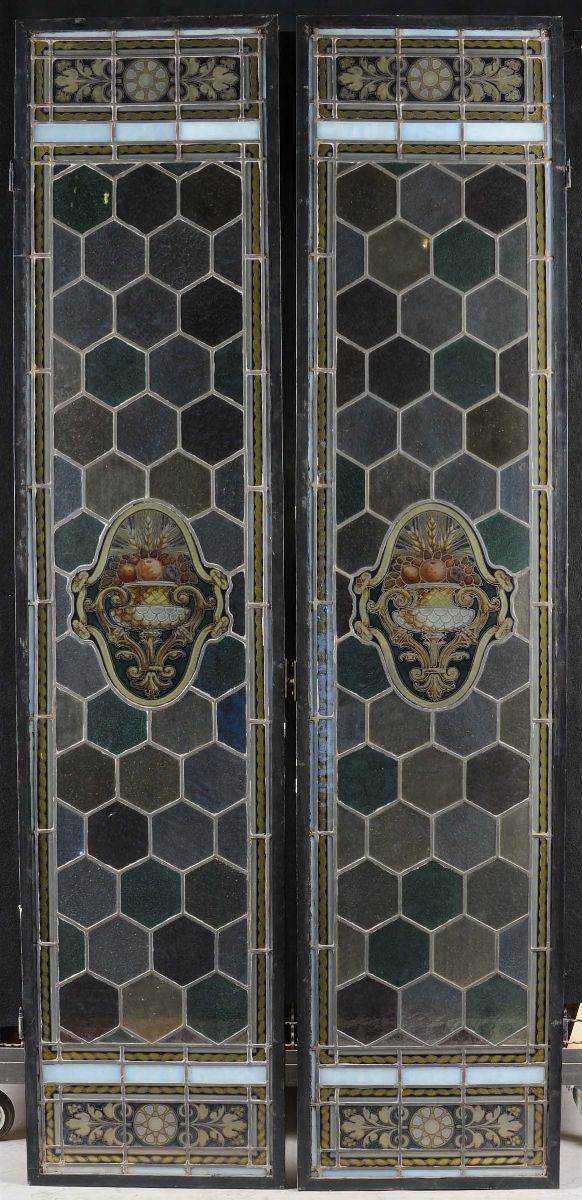 Coppia di vetrate decorate con rosone centrale, XX secolo