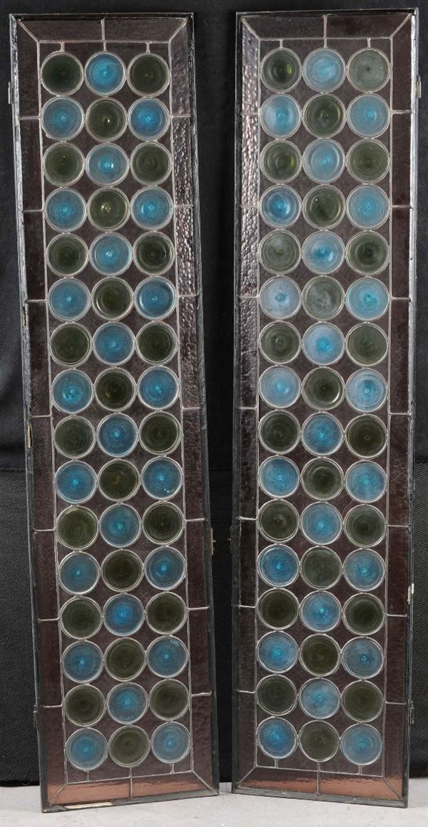 Due coppie di vetrate con decoro a tre file di tondi