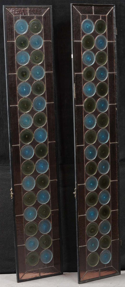 Due coppie di vetrate decorate a due file di tondi