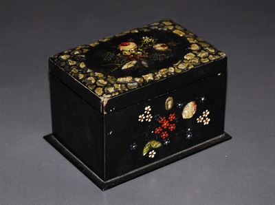 Scatola in Legno Laccato a Motivi Floreali, XX Secolo