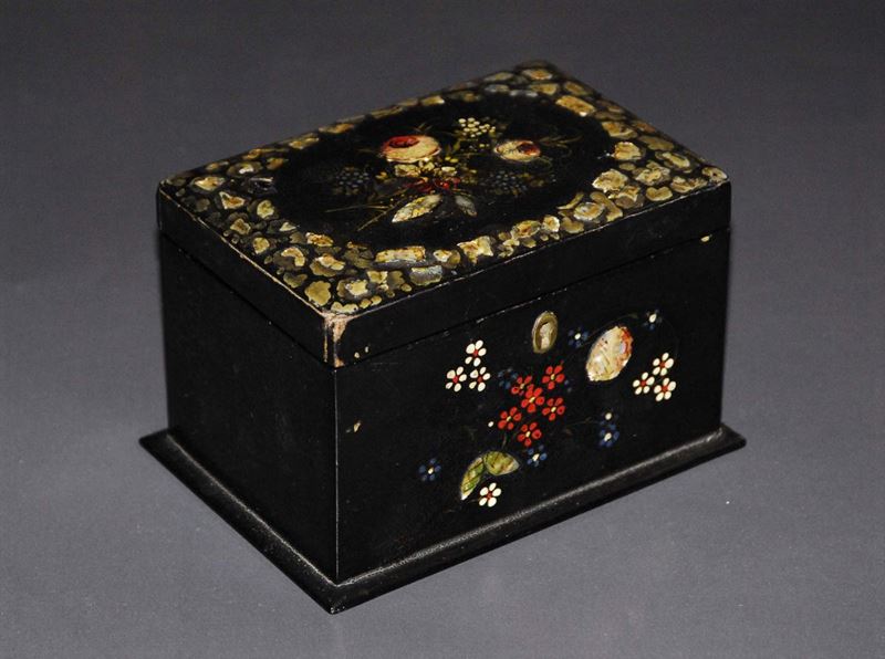 Scatola in legno laccato a motivi floreali, XX secolo  - Auction OnLine Auction 02-2012 - Cambi Casa d'Aste