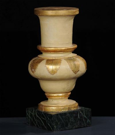 Elemento di Balaustra in Legno Intagliato Laccato e Dorato, XIX Secolo
