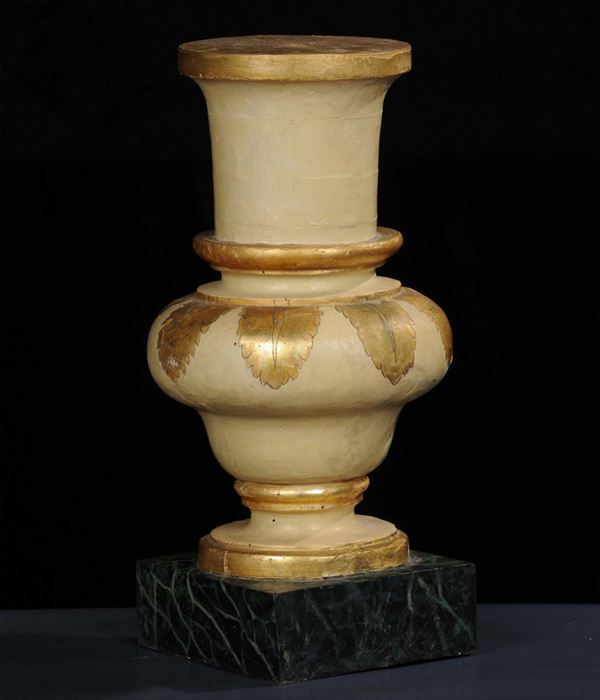 Elemento di balaustra in legno intagliato laccato e dorato, XIX secolo