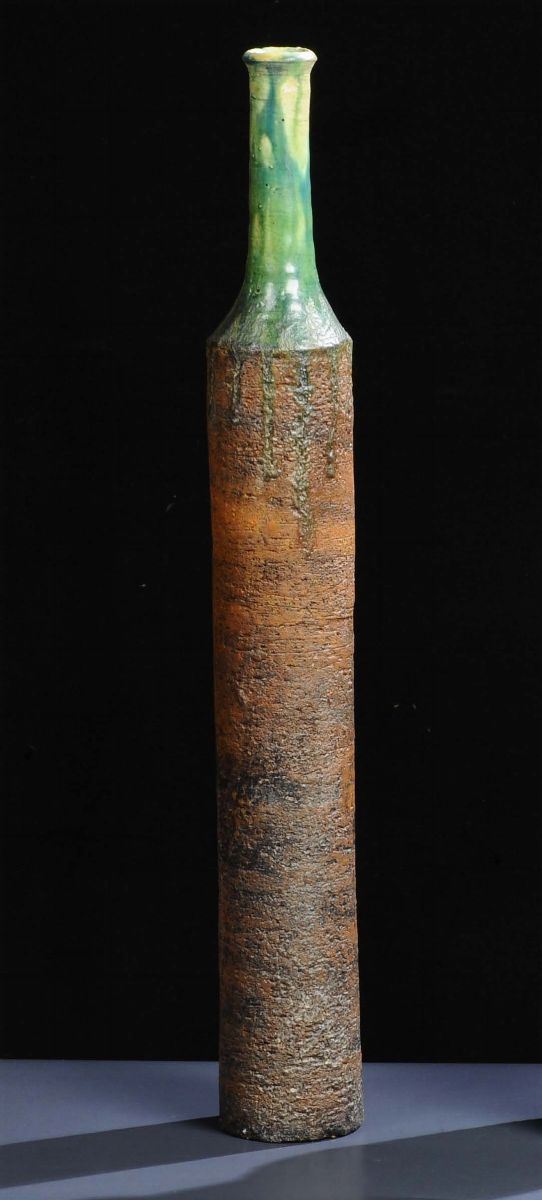 Alto vaso cilindrico con superficie scabra