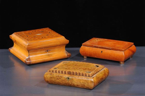 Lotto di tre scatole in legno di cui una con carillon