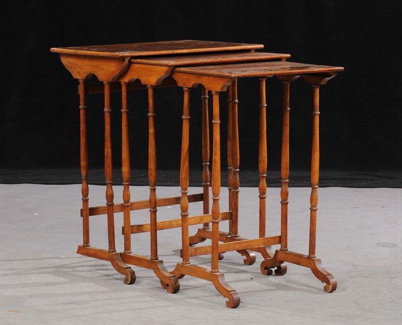 Tre tavolini a nido in noce  - Auction Antiquariato e Dipinti Antichi - Cambi Casa d'Aste