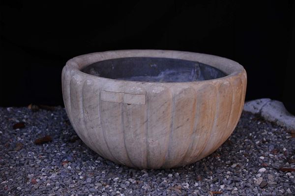 Vasca in marmo bianco bacellata su colonna, XIX secolo