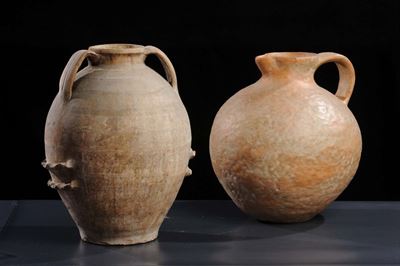 Due Anfore in Terracotta Diverse