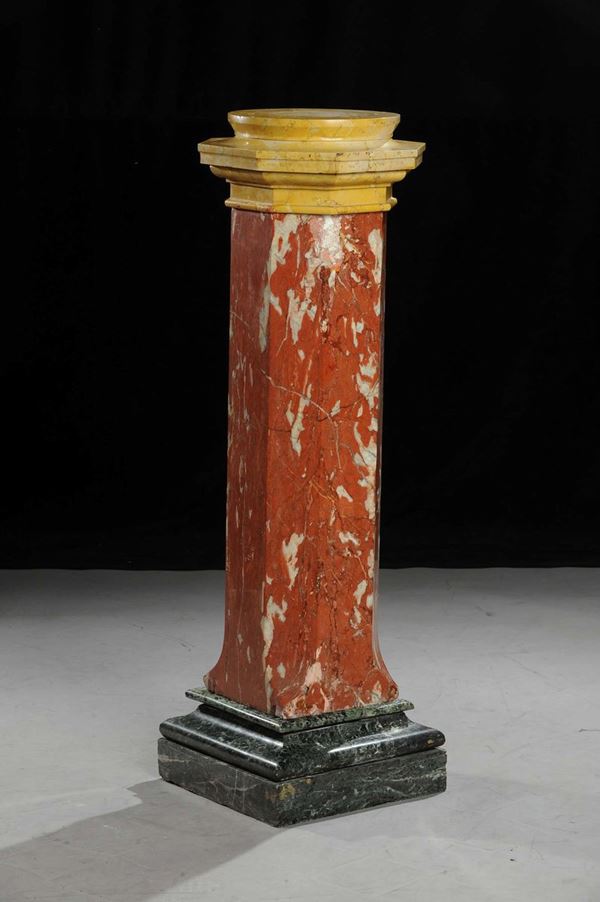 Colonna in marmo rosso con capitelli