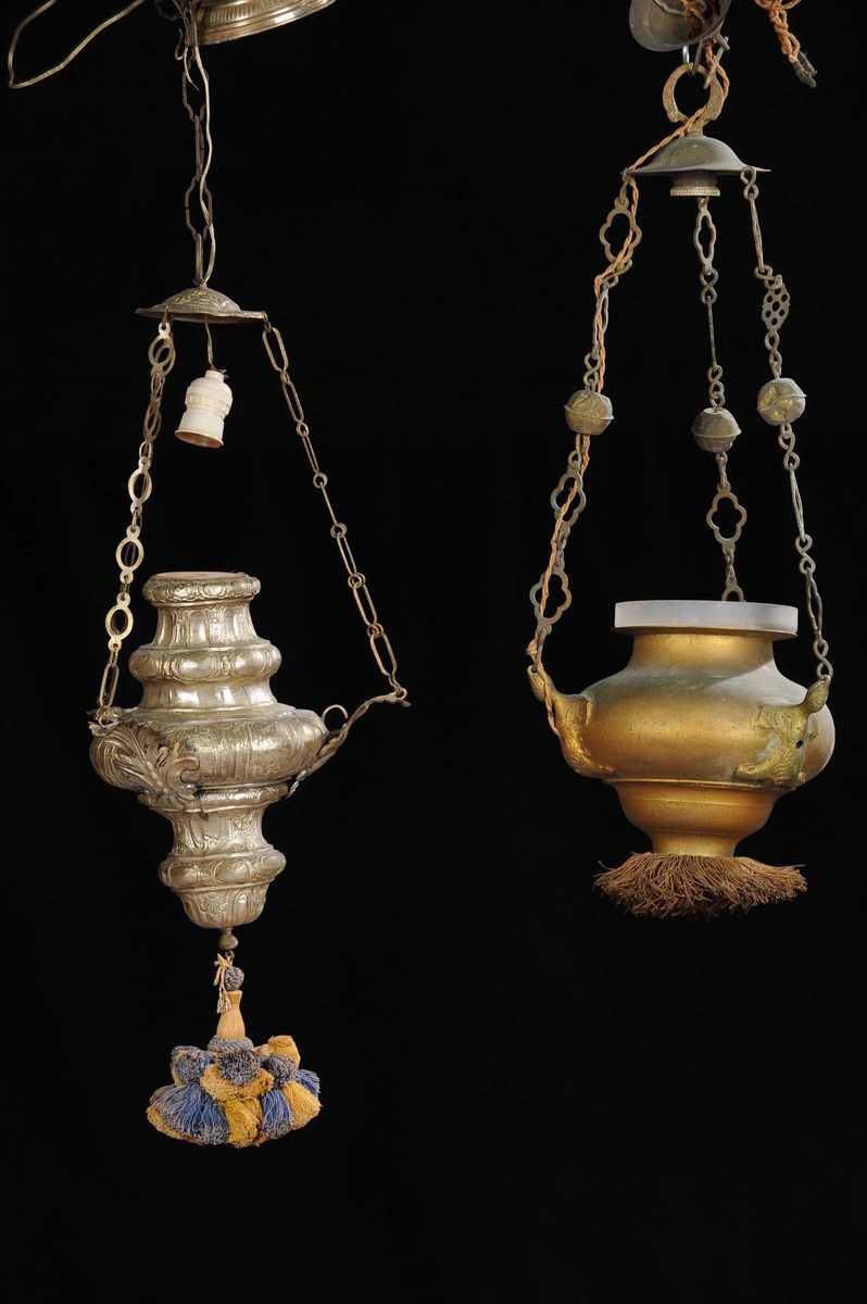 Due lampade votive diverse  - Auction Antiquariato e Dipinti Antichi - Cambi Casa d'Aste