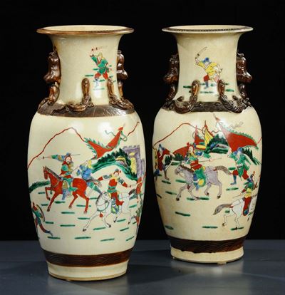 Coppia di Vasi in Porcellana Decorati a Smalti, Corea, Inizio XX Secolo