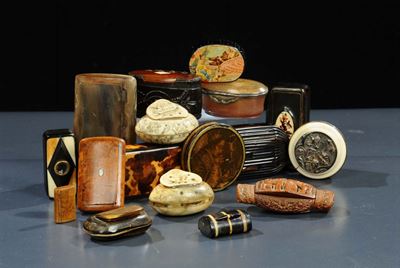 Lotto di 17 Tabacchiere in Materiali ed Epoche Diverse