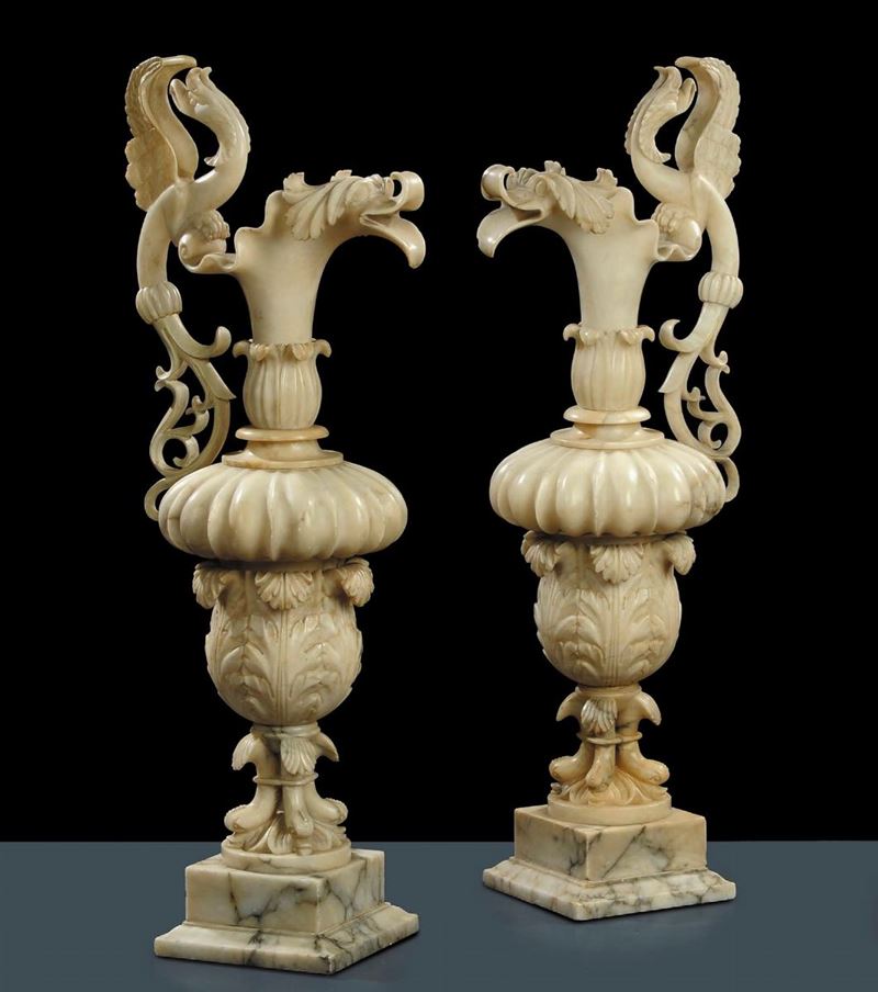 Coppia di versatoi in alabastro riccamente scolpiti, XIX secolo  - Asta Antiquariato e Dipinti Antichi - Cambi Casa d'Aste