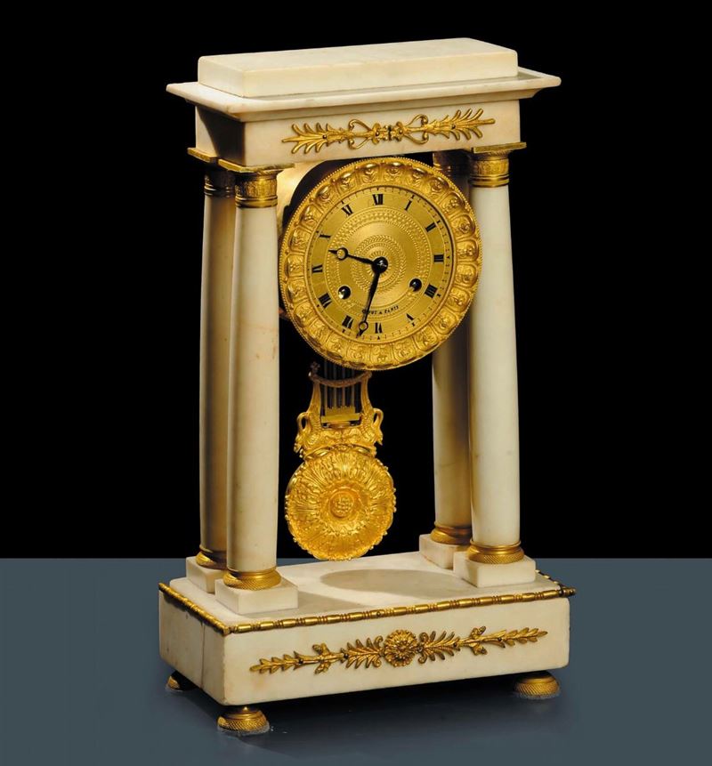 Pendola Carlo X in marmo bianco a quattro colonne modello a Portico, Francia XIX secolo  - Asta Antiquariato e Dipinti Antichi - Cambi Casa d'Aste