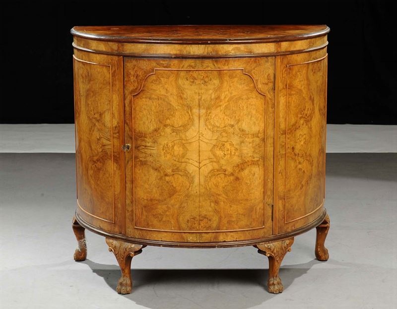 Credenzina demi-lune in radica di noce, Inghilterra, XX secolo  - Asta Antiquariato e Dipinti Antichi - Cambi Casa d'Aste
