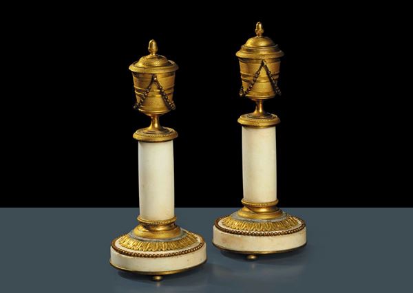 Coppia di candelieri Impero in marmo e bronzo dorato, XIX secolo