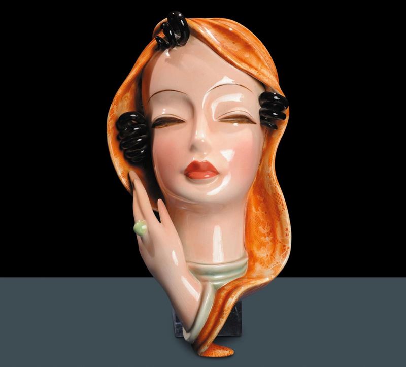 W. & M. Goldscheider - ViennaMaschera da muro raffigurante volto femminile con velo  - Asta Arti Decorative del XX secolo e Design - Cambi Casa d'Aste