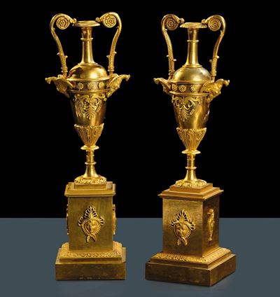 Coppia di Vasi Impero in Bronzo Dorato, XIX Secolo
