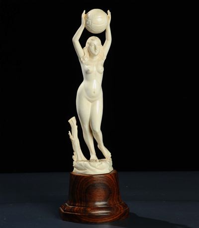 Scultura in Avorio Raffigurante Fanciulla con Palla, XX Secolo