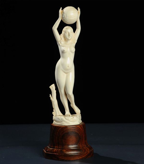 Scultura in avorio raffigurante fanciulla con palla, XX secolo