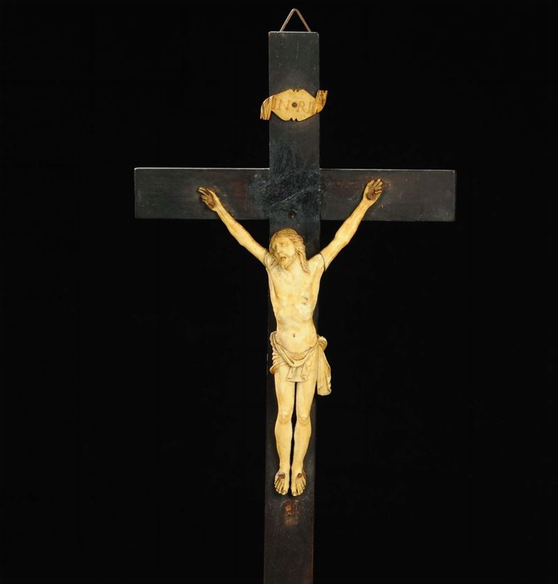 Piccolo Cristo in avorio, XIX secolo  - Auction Antiquariato e Dipinti Antichi - Cambi Casa d'Aste