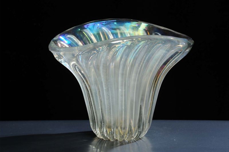 Manifattura MuraneseVaso a ventaglio in vetro incolore iridato  - Asta Arti Decorative del XX secolo e Design - Cambi Casa d'Aste