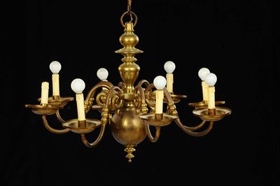 Lampadario Tipo Fiammingo e Due Appliques