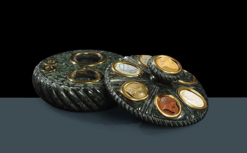 Calamaio in marmo verde con applicazioni di cammei su pietra lavica, Napoli metˆ XIX secolo  - Auction Antiquariato e Dipinti Antichi - Cambi Casa d'Aste