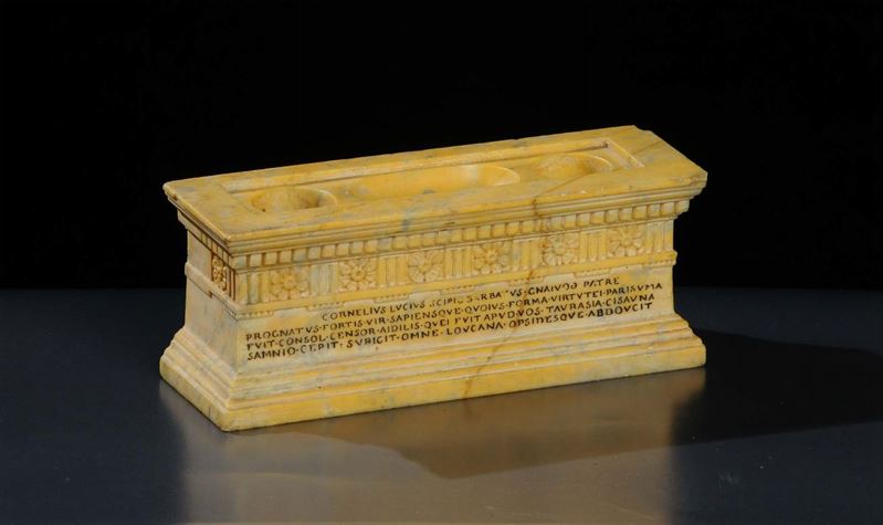 Calamaio a foggia di pietra tombale in giallo di Siena, Roma 1820 circa  - Asta Antiquariato e Dipinti Antichi - Cambi Casa d'Aste