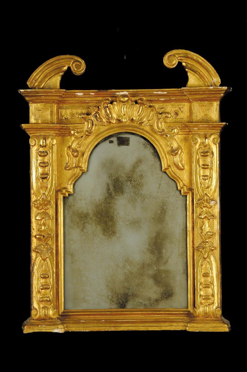 Specchiera a tabernacolo in legno dorato, XVII secolo  - Auction Antiquariato e Dipinti Antichi - Cambi Casa d'Aste
