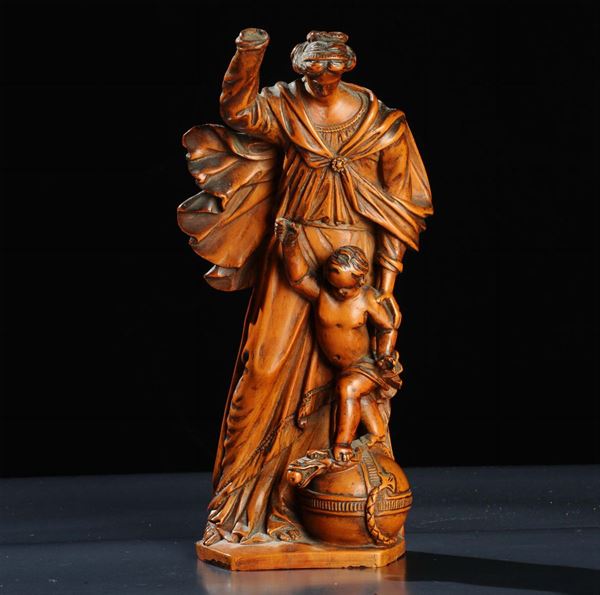 Scultura in legno di bosso raffigurante la Giustizia che schiaccia l'inganno, XX secolo