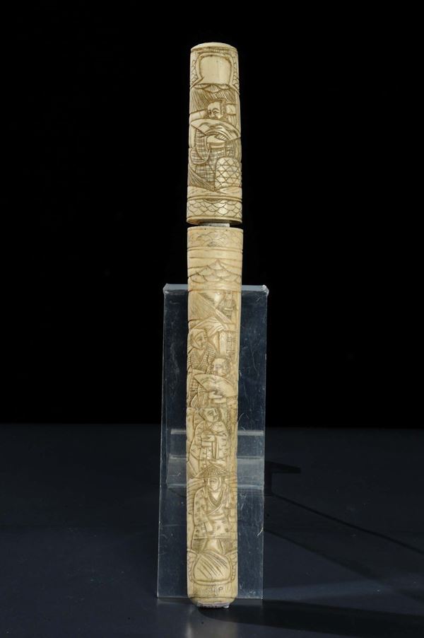 Pugnale con custodia in avorio scolpito con personaggi orientali, XIX secolo