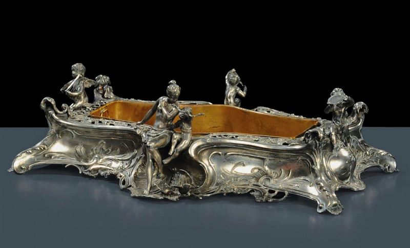 Centrotavola in metallo sbalzato ed argentato, XX secolo  - Asta Antiquariato e Dipinti Antichi - Cambi Casa d'Aste