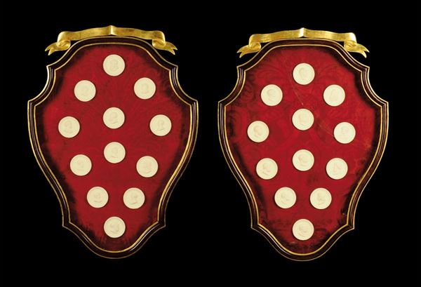 Coppia di bacheche con calchi in gesso, XVIII-XIX secolo