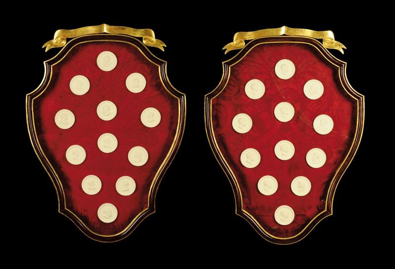 Coppia di bacheche con calchi in gesso, XVIII-XIX secolo  - Asta Antiquariato e Dipinti Antichi - Cambi Casa d'Aste