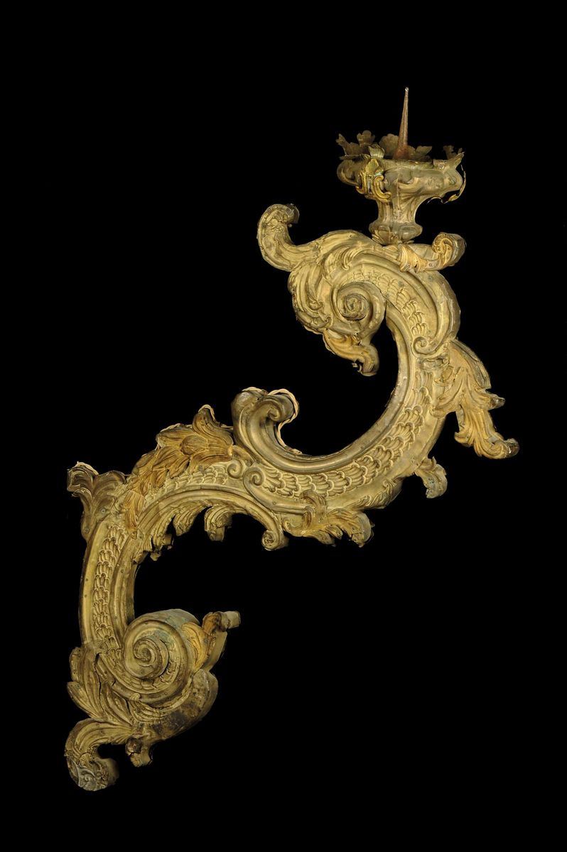 Braccio inlegno con applicazioni in metallo sbalzato, XIX secolo  - Asta Antiquariato e Dipinti Antichi - Cambi Casa d'Aste