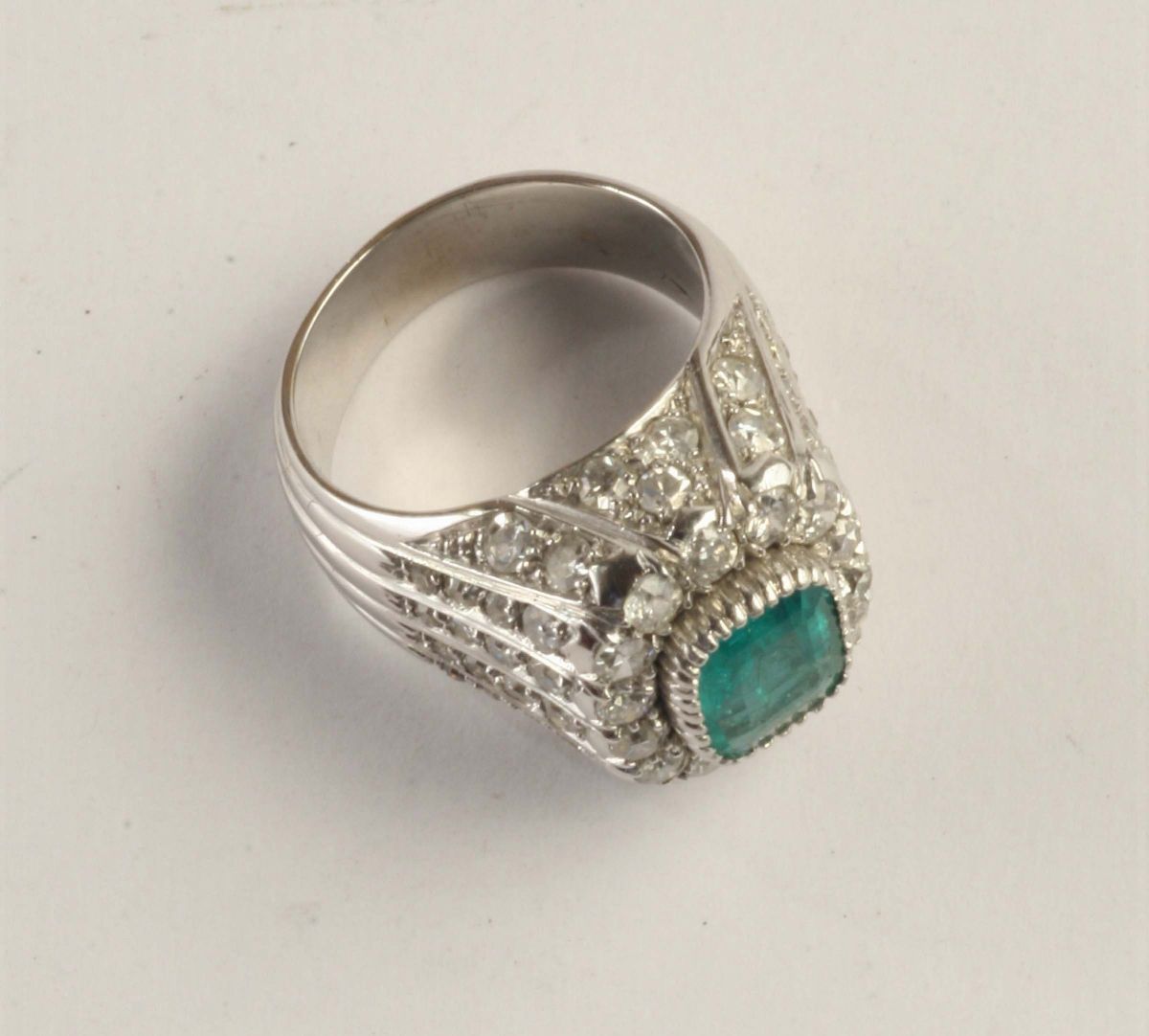 Anello con Smeraldo e Diamanti
