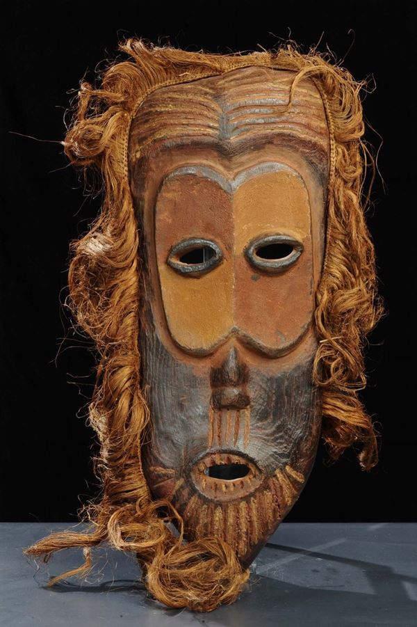 Due maschere in legno e fibre