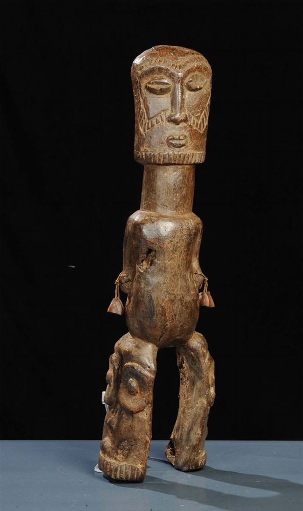 Due sculture antropomorfe in legno intagliato